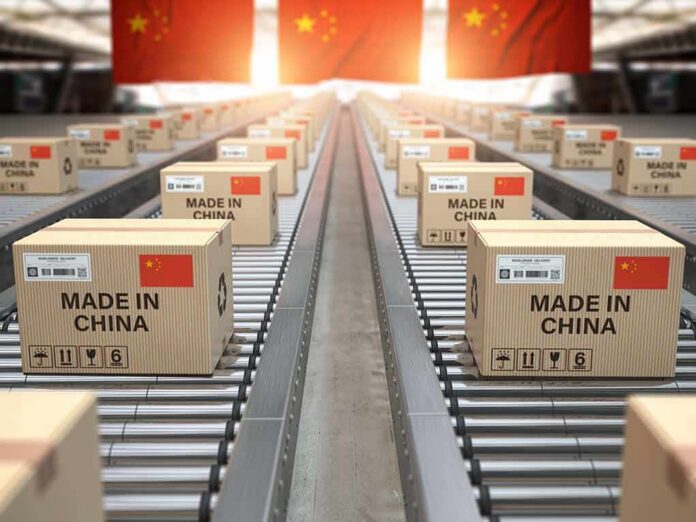 shutterstock_1463791133 Cardboard boxes on a conveyor belt in a warehouse